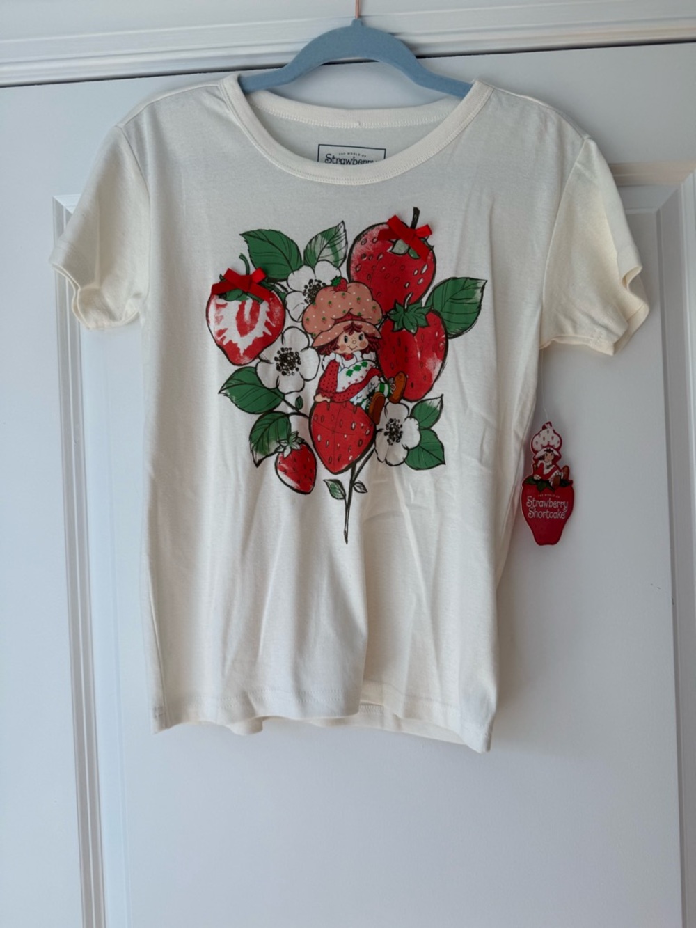 NWT Strawberry Shortcake Women’s T-Shirt, Creamy White, Size Medium